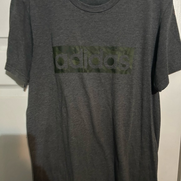 Adidas Men's Dark Gray Tee with‎ Green Logo - Picture 1 of 3
